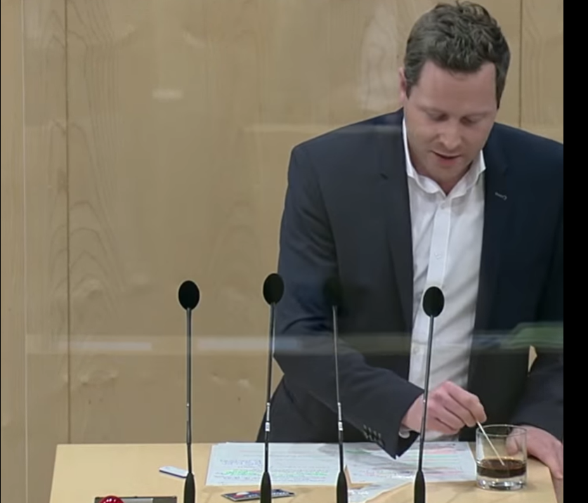 Пратеник демонстрираше како кока колата е позитивна на коронавирус