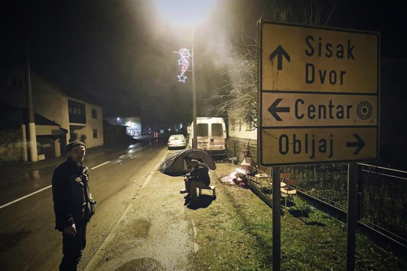 Жителите во Хрватска ноќта ја минаа на улица