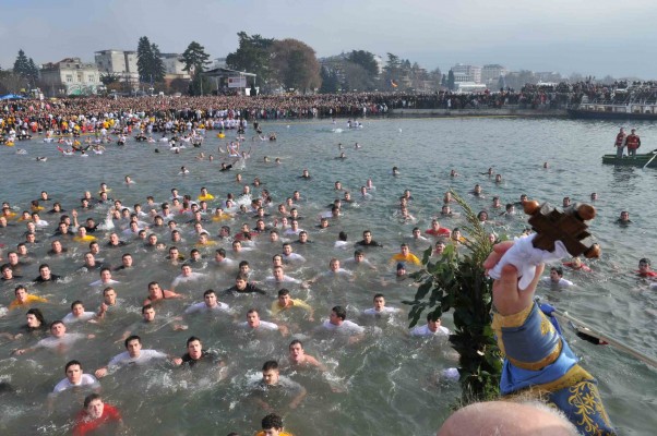 ГОДИНАВА НЕМА СКОКАЊЕ ПО КРСТОТ – МПЦ повика празникот да се прослави во храмовите