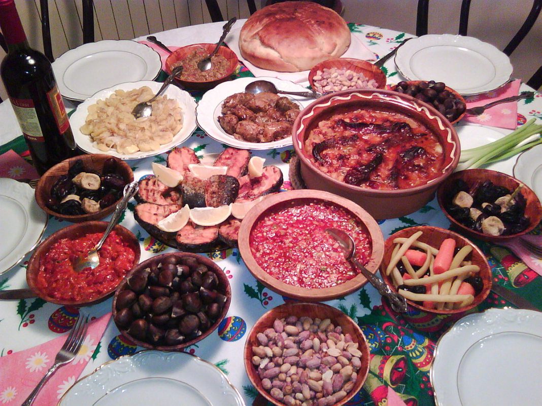 “Кај и да си, дома да си” – Зошто за Бадник не се оди на гости?