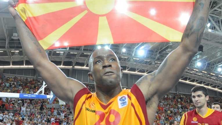 Легендата Бо Мекејлеб не заборави на Македонија – Честит Божиќ до моите семејства