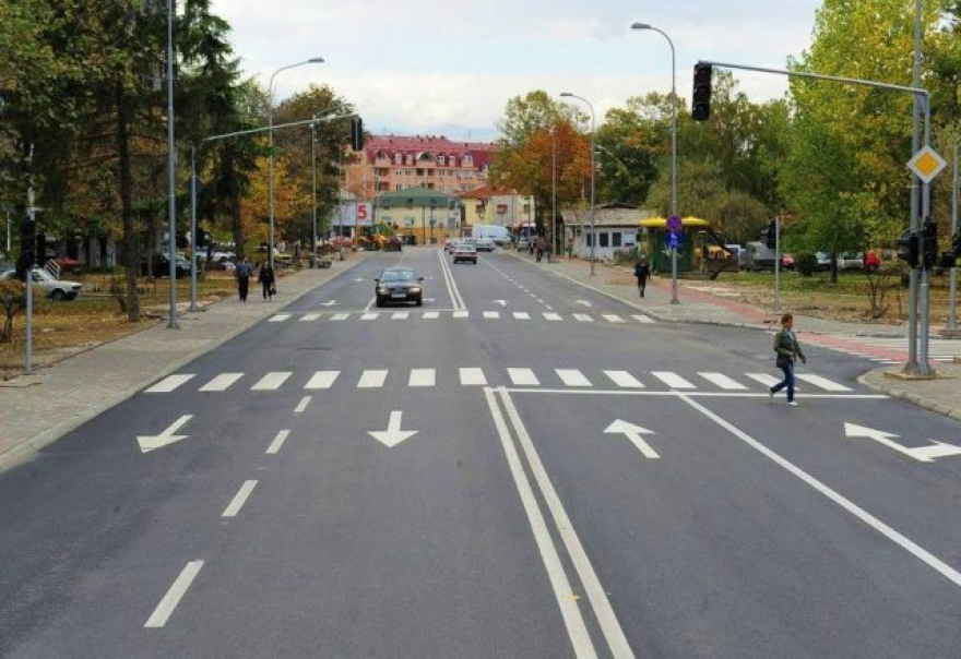 Се фрла пред автомобилите и подоцна бара пара од возачите за оштета, а доколку не ги добие вика полиција!