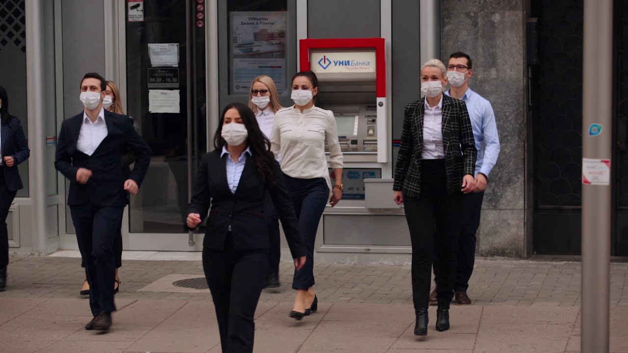 Вработените на УниБанка во центарот на Скопје играат на Jerusalema