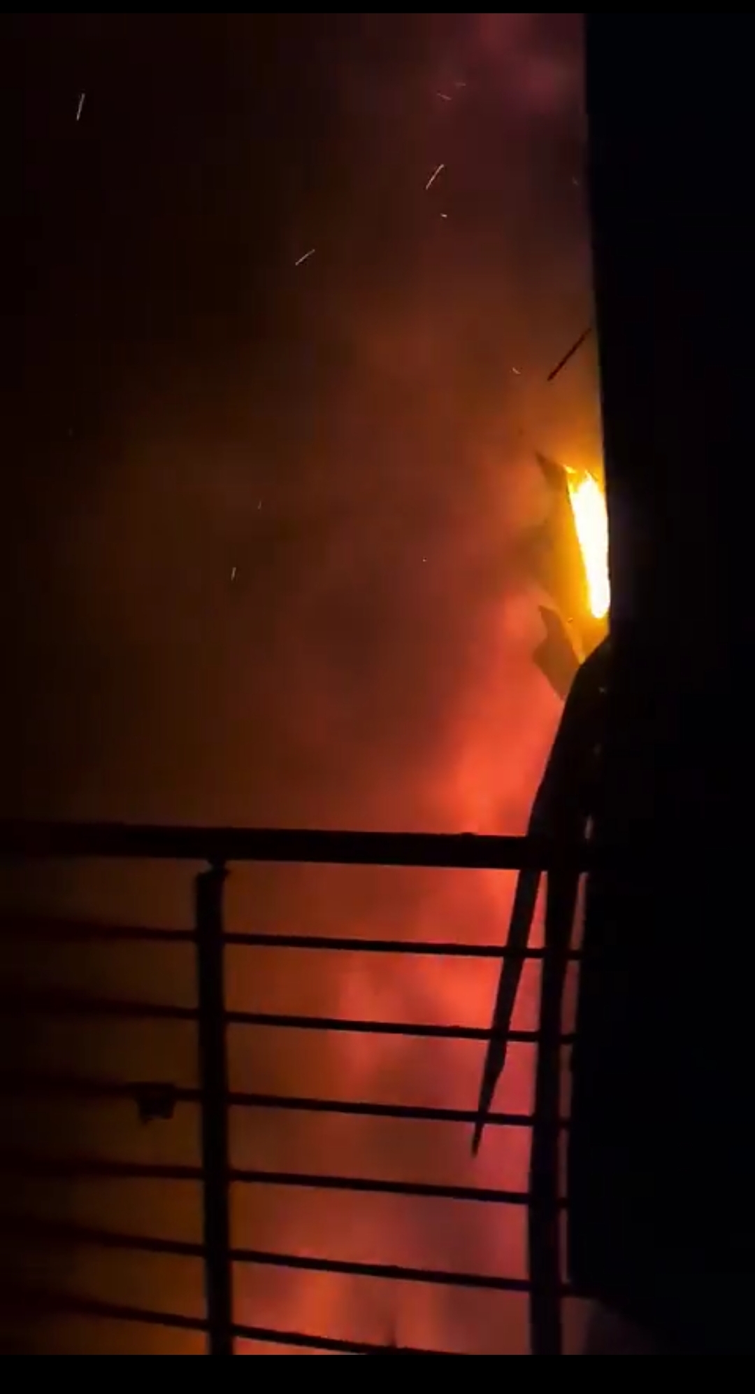 Пожарот се прошири и во внатрешноста на Глобал