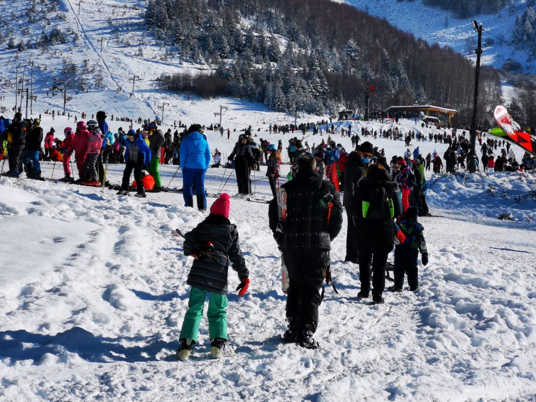 Цела Македонија денеска на скијање – Нижеполе атракција, сите спортуваат