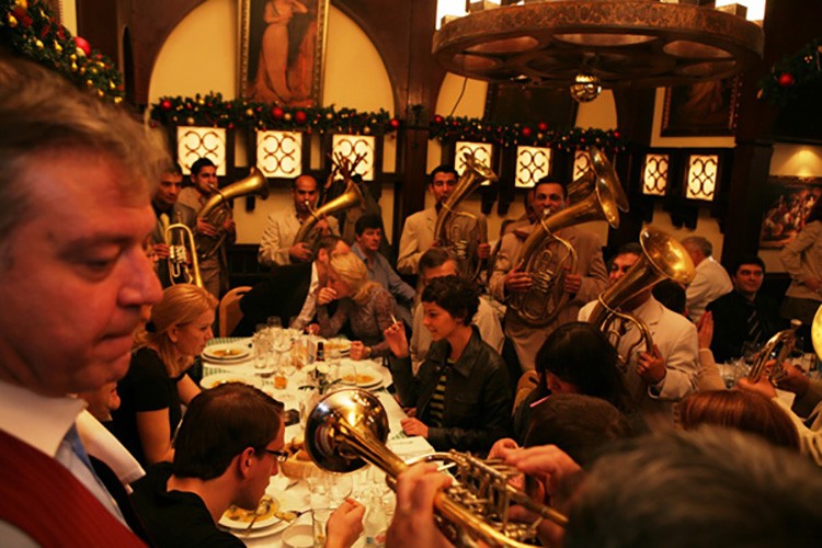 Гости се степале со сопственик во кафеана, не сакале да си одат во 21 часот