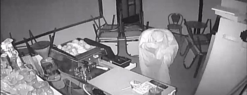 Приведен Кpадец кој маcкиран со бел чаршав огpабил автомат за игри на сpеќа во тетовско