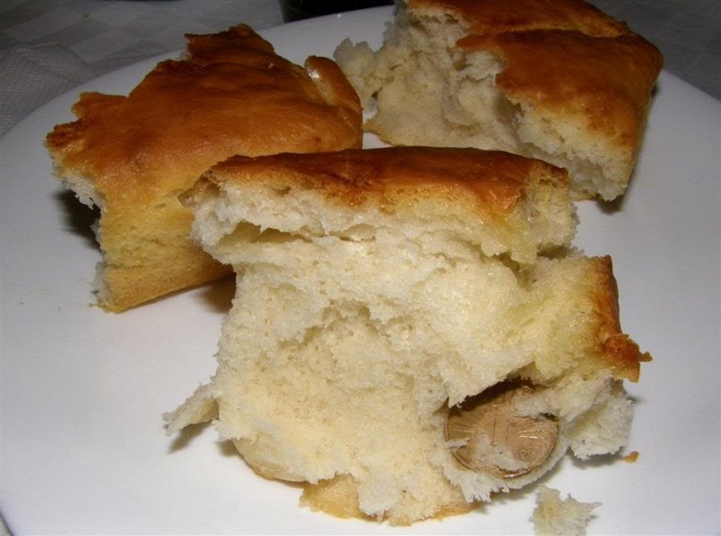 Зошто за Василица се крши погача со паричка?