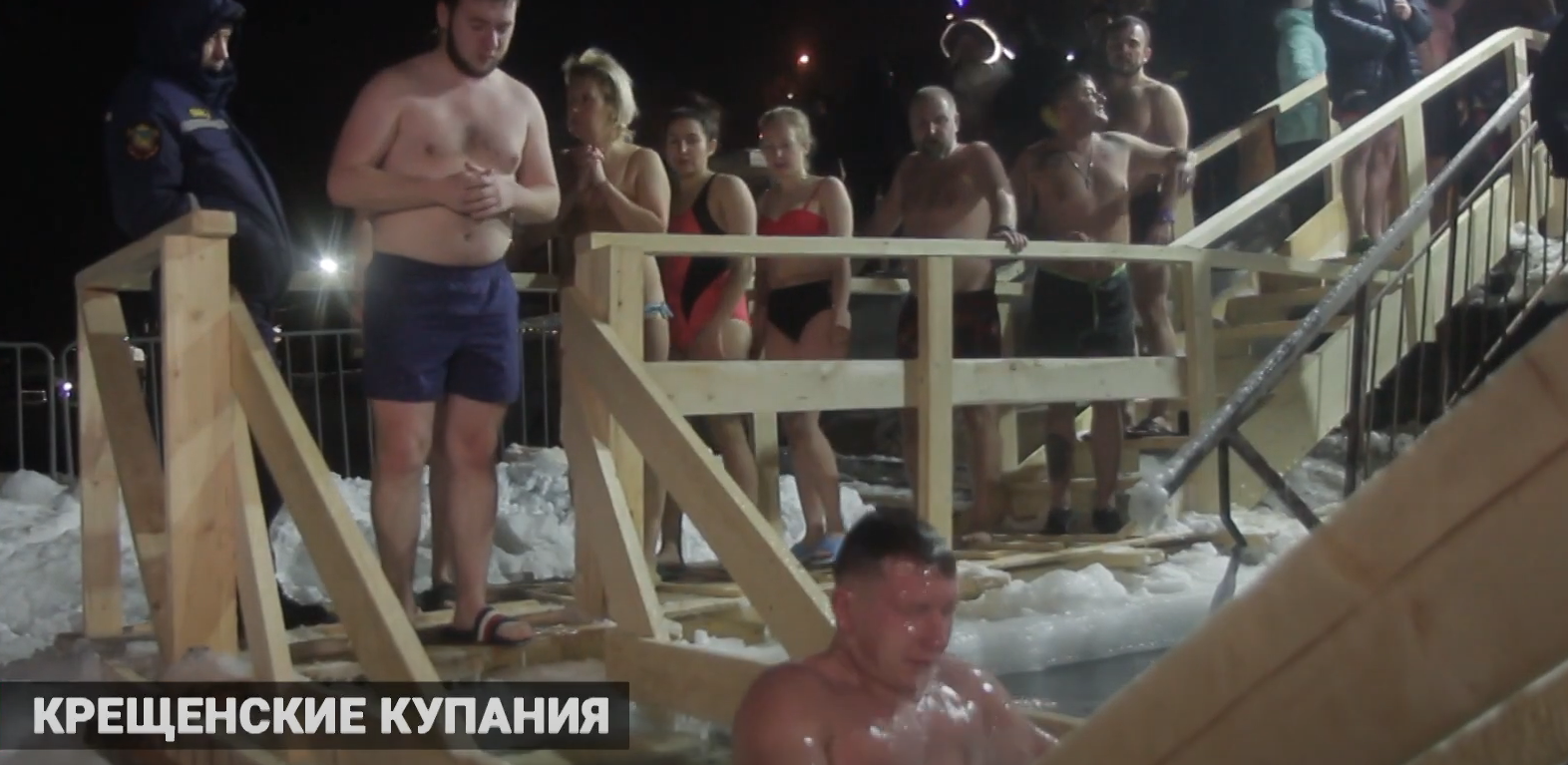 И во Русија се слави Богојавление со нурнување во ледена вода