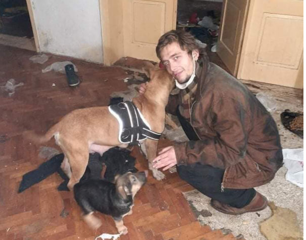 Mладо момче живее во МИЗЕРНИ услови, најдобри другари му се уличните кучиња