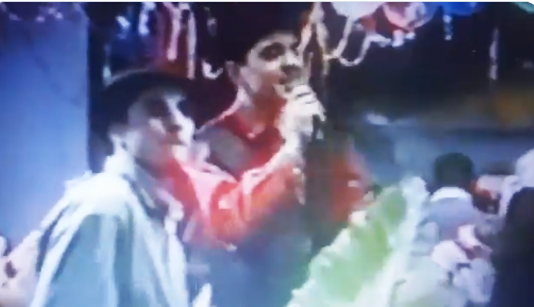 До сега не објавено видео на Тоше Проески, на свои 15 години пее во прилепски ресторан