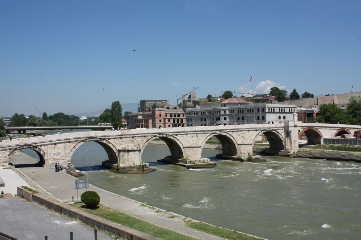 Херојски подвиг: Полициски службеници спасија 67-годишна жена од водите на Вардар
