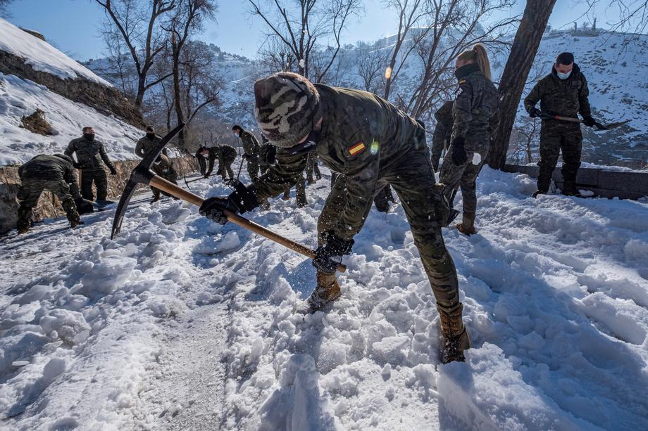 На секој час по 50 луѓе завршуваат во болница поради невремето во Шпанија