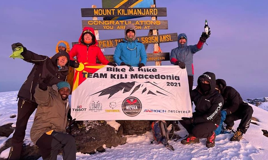 Браво за Македонците кои со велосипеди го искачија највисокиот врв во Африка