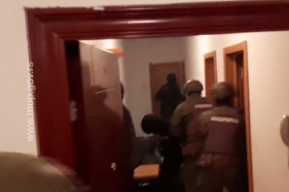 „Легнете доле, раце на грб!“, филмско апсење во Нови Сад (Видео)