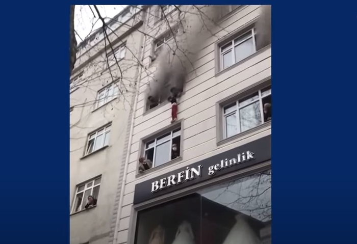 Мајка си ги фрла децата од прозор за да ги спаси од пожар (Видео)