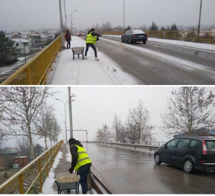 Нова иновација за снег во Ѓорче Петров: Рачно фрлање сол на улица (ФОТО)