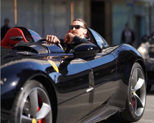 Ибрахимовиќ со „бетмобилот“ и народна песна до 501 гол (Фото+Видео)