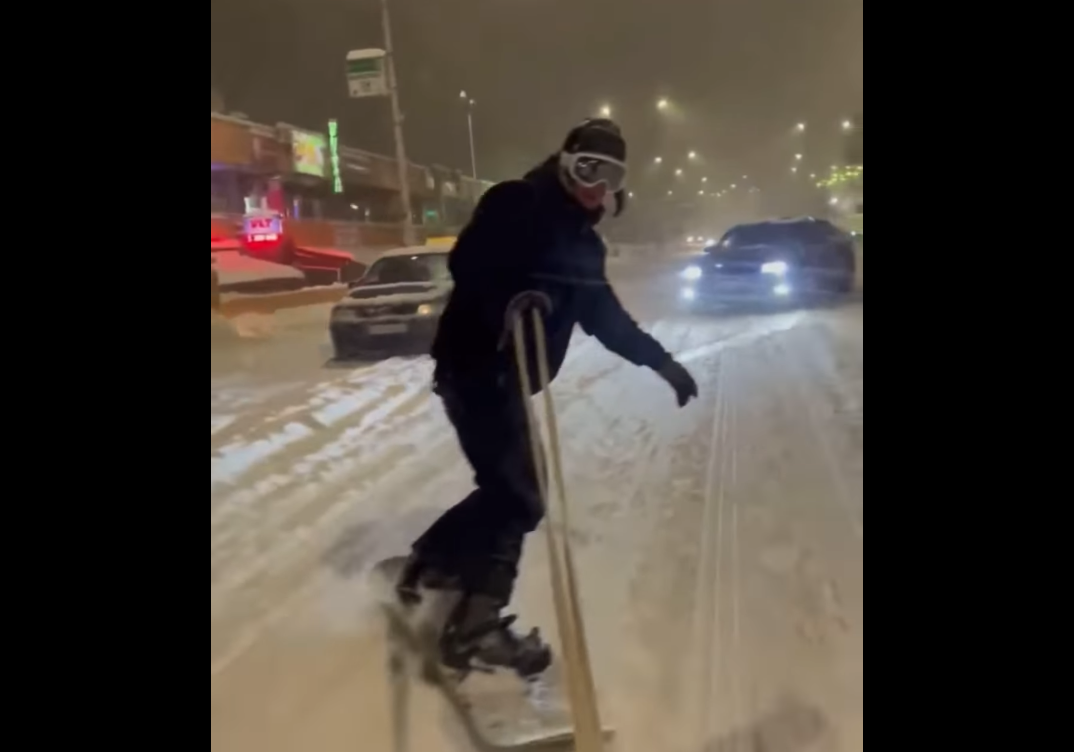 Битолчанец со борд за скијање по булевар, ги тролаше службите (Видео)