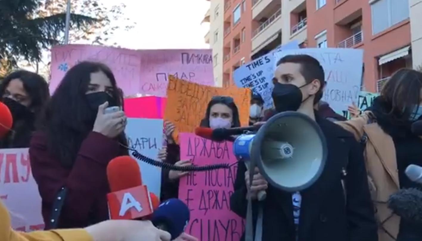 „Преку женскиов полов орган ми е од вашиот пи-ар, санкционирајте ги !“- брутален транспарент од протестот за „Јавна соба“