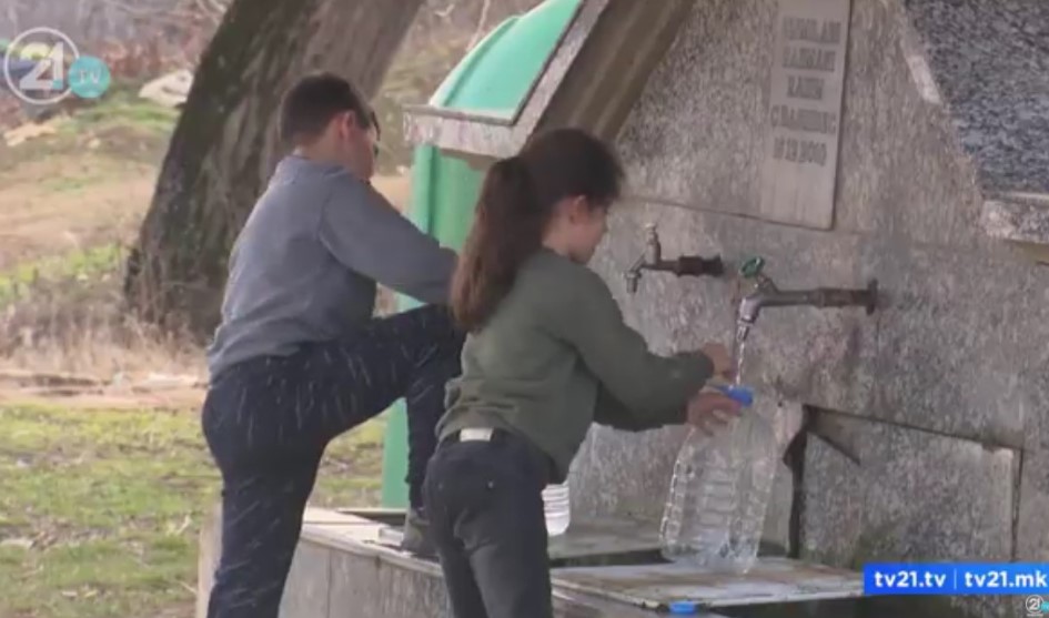 Љуботен во 21 век нема чиста вода – деца со шишиња од 5 литри носат вода за пиење