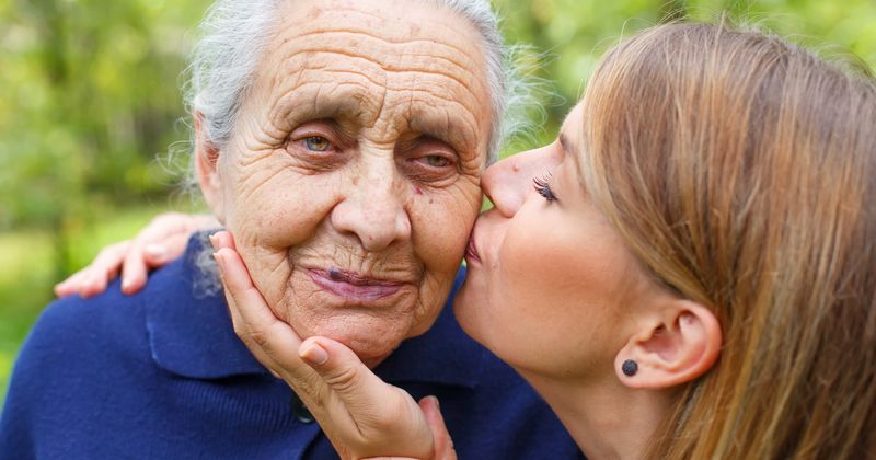 „Нема кој да ја врати мајка ми, откако ја заразија со КОВИД и никој нема да сноси последици“