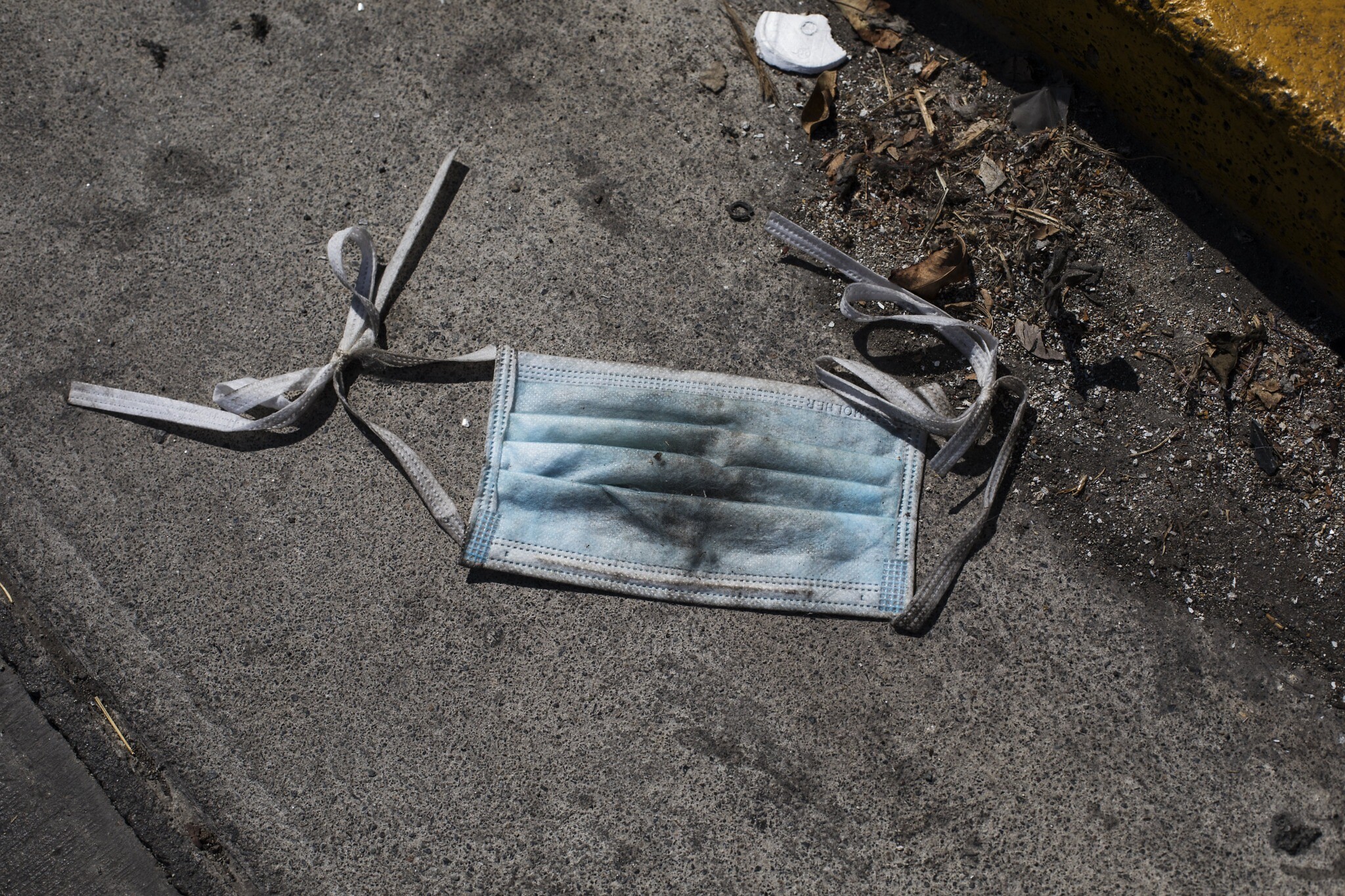 Скопјани маските да ги фрлаат спакувани во контејнери – се лутат од Комунална хигиена