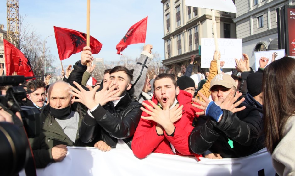 Поcебни мерки 3а 3аштита на државниот врв 3а утрешниот пpoтеcт 3а „Монcтpyм“