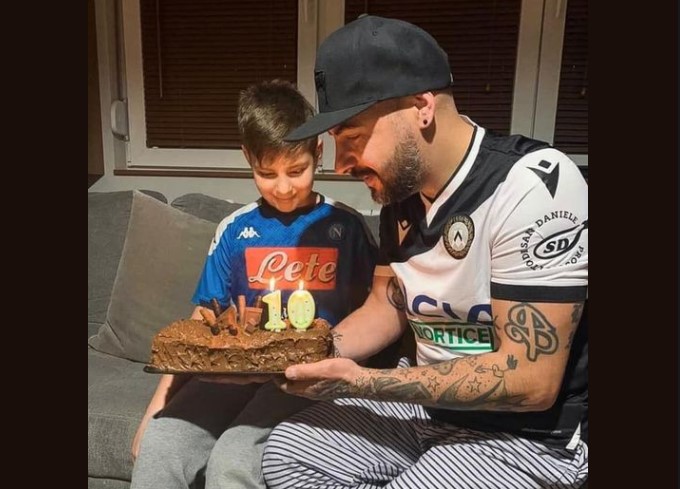 „Среќен роденден сине, тато те сака, твој сум вечен слуга“