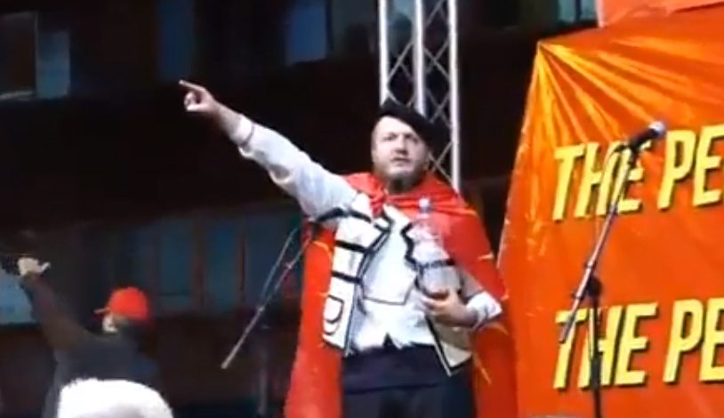 Жарко од „Пука Козметика“ завршил на суд заради истакнување на знамето од Кутлеш!