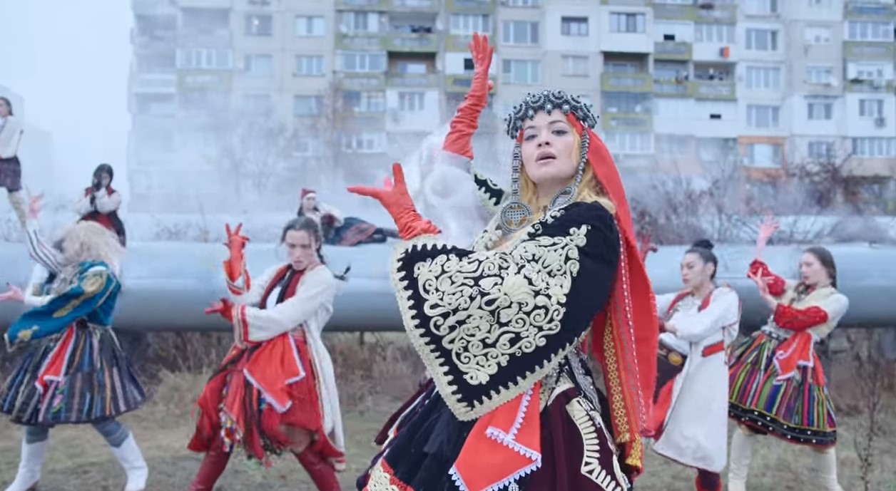 Рита Ора во нов спот „Бенг“ во албанска носија