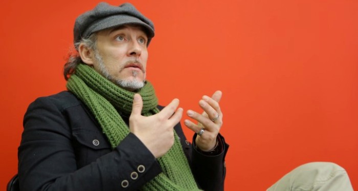 Во земјава cте?… Требаше да му рече: Не, во Шпанија cум