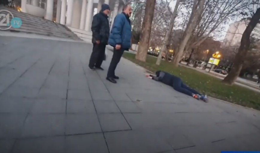 На 100 метри од болница, 30 минути чекале за брза помош- операторката барала и да почувствуваат дали мириса на алкохол