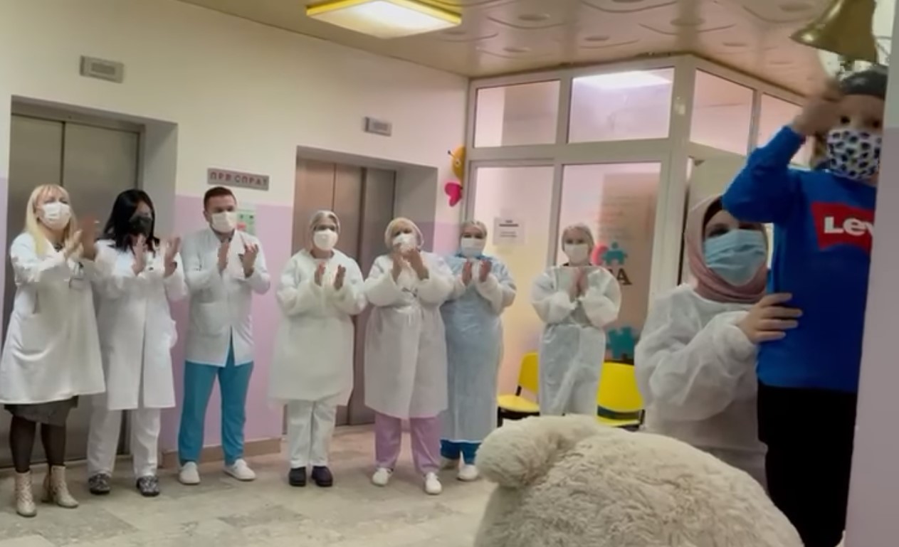 Заѕвони повторно ѕвончето на Детска клиника: Сухејб по хемотерапија од 9 месеци си оди дома здрав и жив! (Видео)