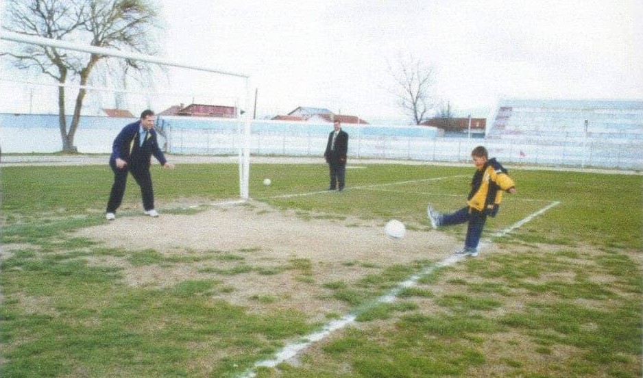 Борис Трајковски со својот син Стефан игра фудбал на стадионот „Младост“ во Струмица