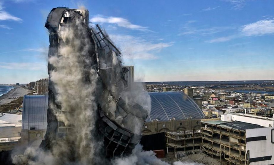 Хотелот „Трамп плаза“ демолиран со 3.000 парчиња динамит (Видео)