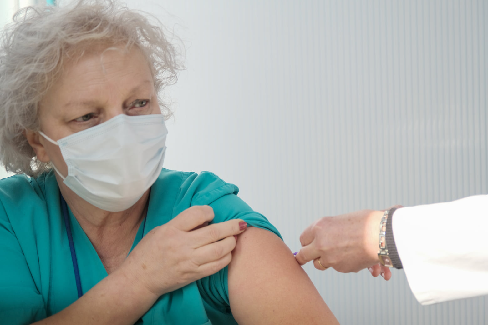 Докторката Јовановска и главната сестра Темелковска од Инфективна први примија вакцина