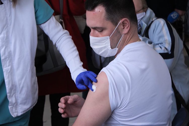 До крајот на 2021 Македонија може да вакцинира 1/6 од граѓаните