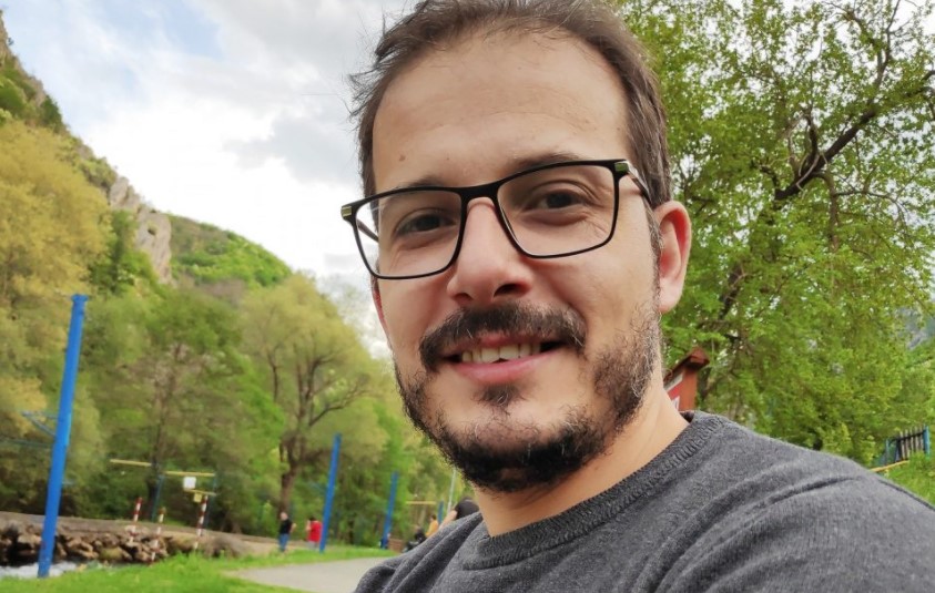 Го однеле во полиција затоа што го регистрирал „ваксајнс.мк“ – гафот на Заев