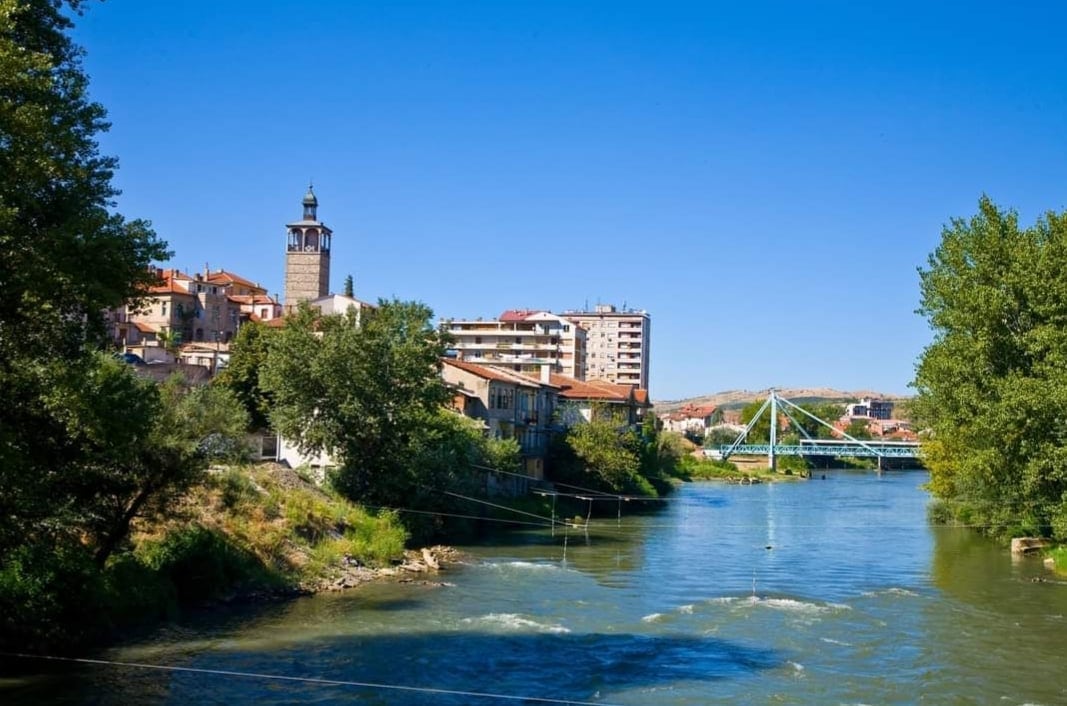 Млад човек скокнал од мост во Велес, а на Фејсбук ја најавил својата намера