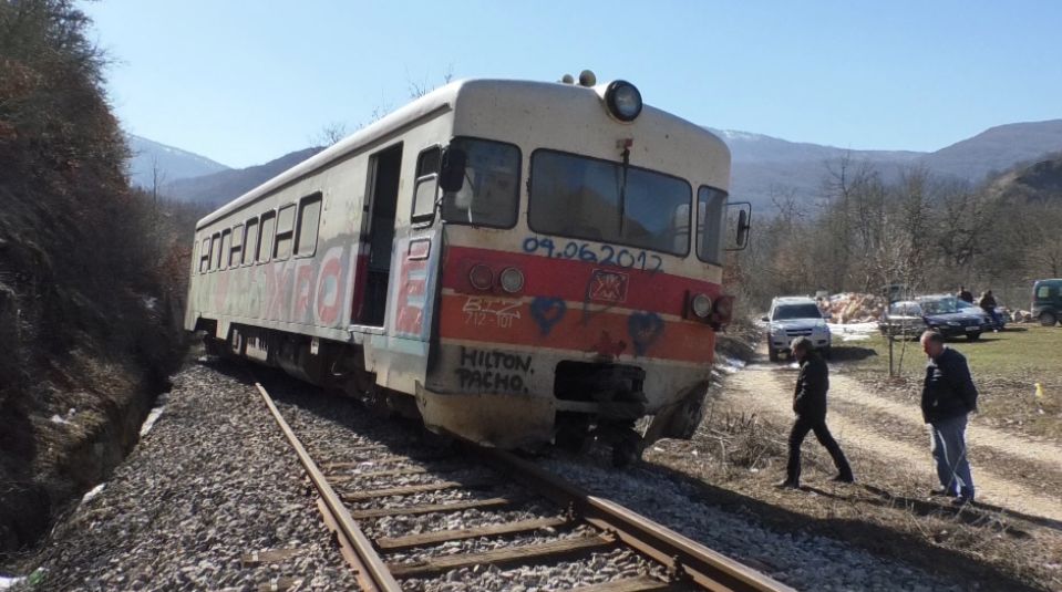 Патнички воз за Кочани излетал од шини, среќа нема повредени