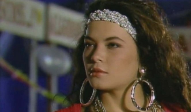 Има 47 години, погледнете како изгледа популарната глумица „Касандра“ денес?