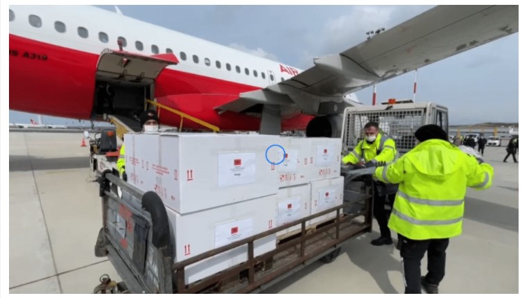 Албанија донесе 192.000 ВАКЦИНИ, РАМА вети и ФАБРИКА (Видео)