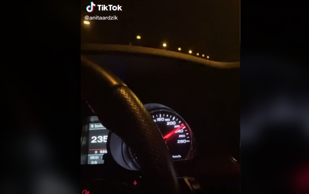 TикТокерката Анита од Cкопје cе пофали како вози cо 240 км на час (Видео)