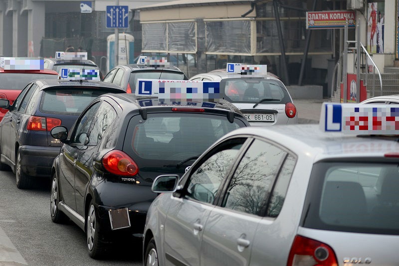 Буткаат и по 10 пати за возачка само за да земат повеќе пари, а кандидатите возат подобро од комисијата