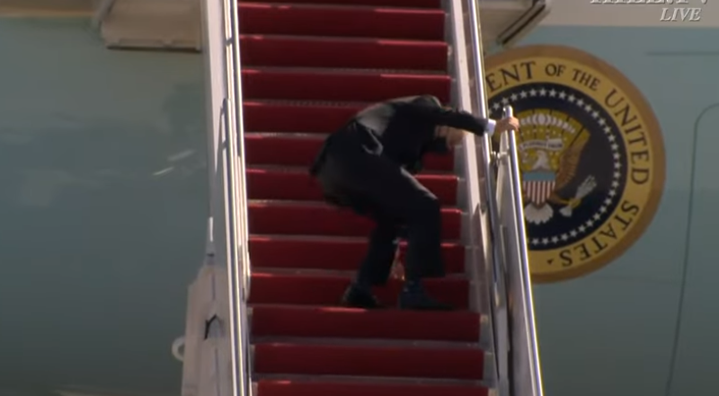 Бајден се испотепа по скали, а само што му порача Путин добро здравје