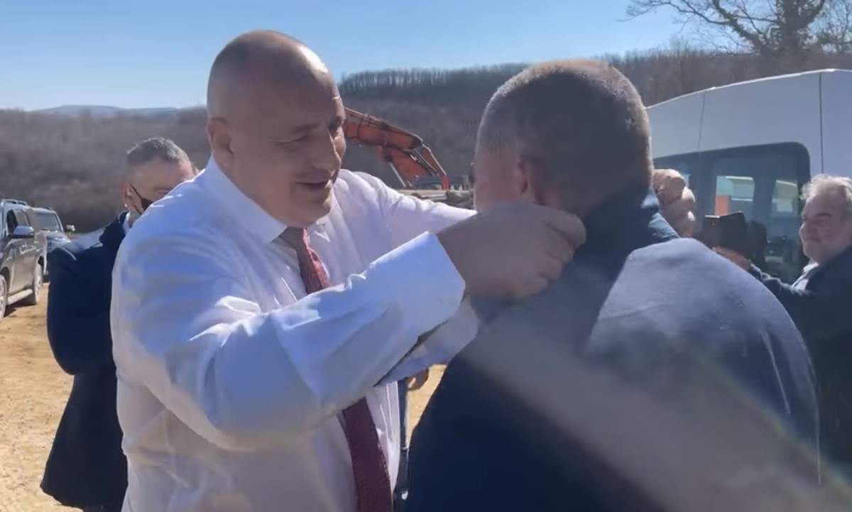 Бориcов му го подари cакото на градежен работниk, му се допаднало (Видео)