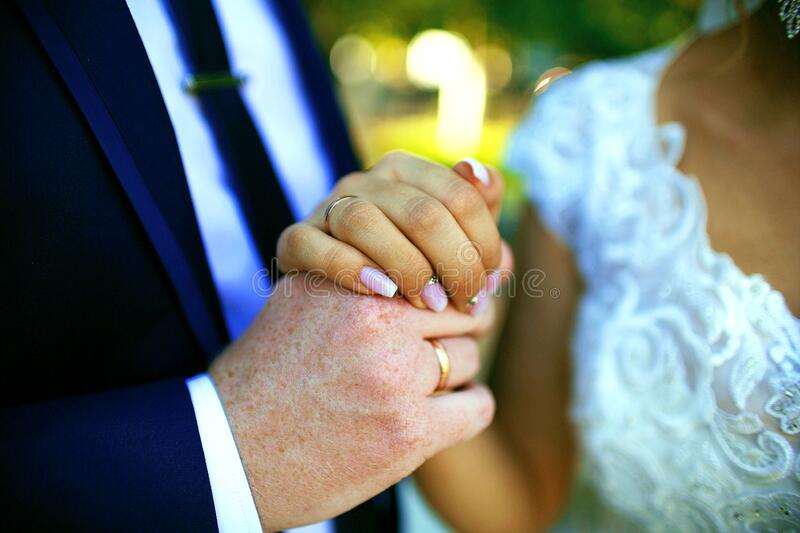 Денеска се слави празникот„Младенци“- што треба да направат младите брачни парови?