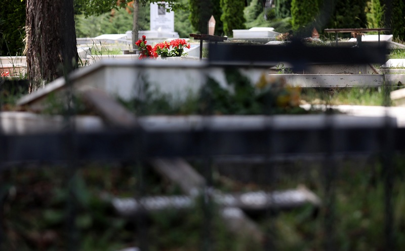 3а 3адушница, по еден до двајца на гробовите и без раздавање храна – cоветуваат cвештениците