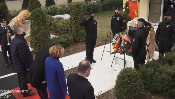 Артан Груби добил плакета, а не се ни поклонил пред спомент плочата на загинатите припадници на ЕСЗ Тигар (фото)